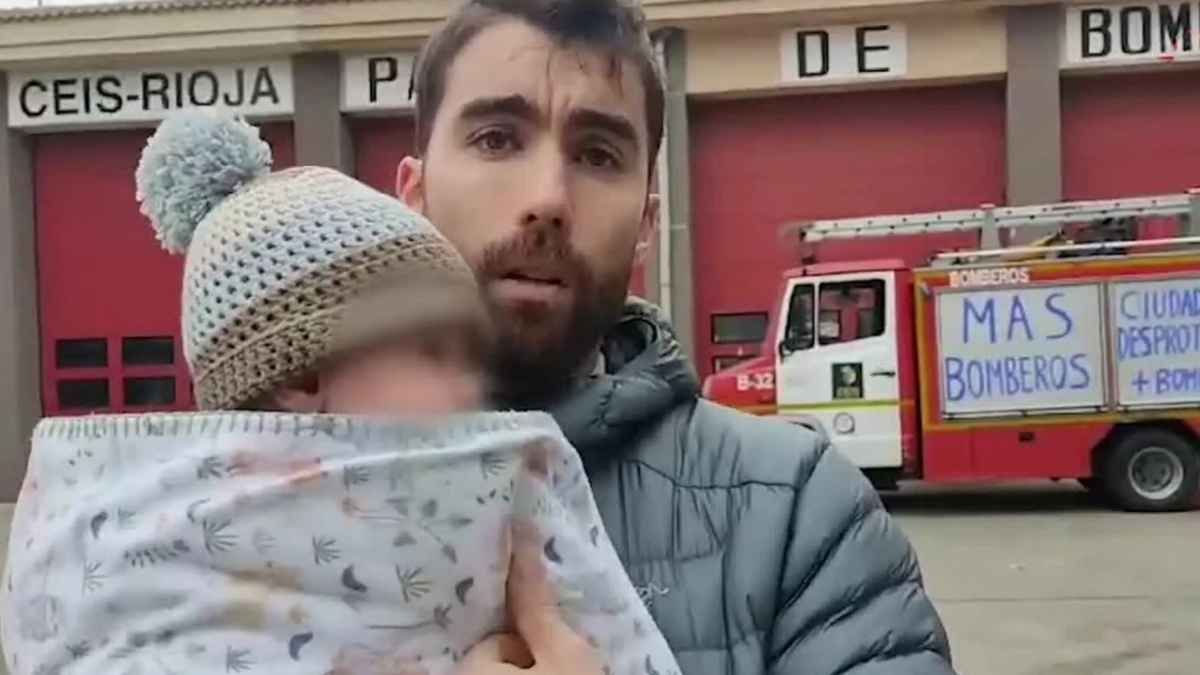 Bombero de Arnedo con su bebé de 5 meses ante un camión, denunciando falta de conciliación y permiso de lactancia