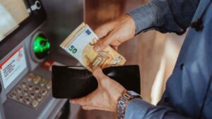Es oficial: a partir del 28 de junio, todos los cajeros automáticos en España van a cambiar para siempre gracias a una nueva ley