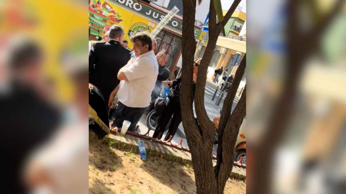 Camarero sevillano apilando vasos de cerveza con habilidad viral en la Taberna Azahar