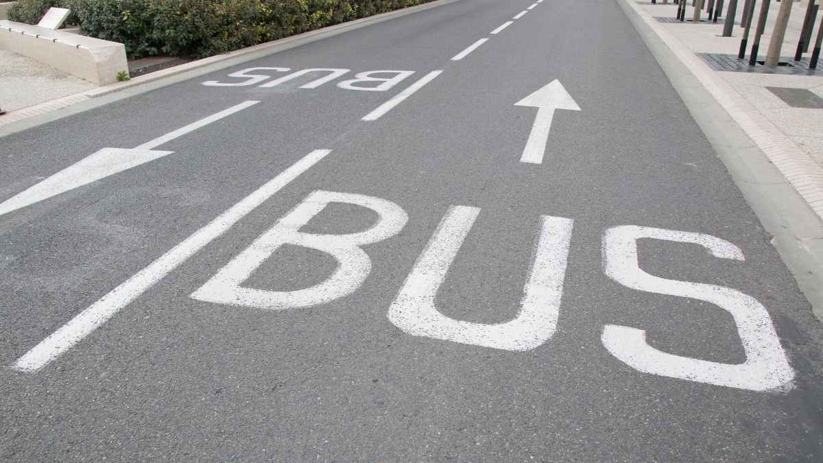 Señal horizontal del carril bus en una calle de Sevilla, con flecha blanca y la palabra BUS que controlarán nuevas cámaras de tráfico