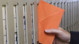 Ten cuidado si te encuentras una carta naranja en el buzón y NO entres en pánico