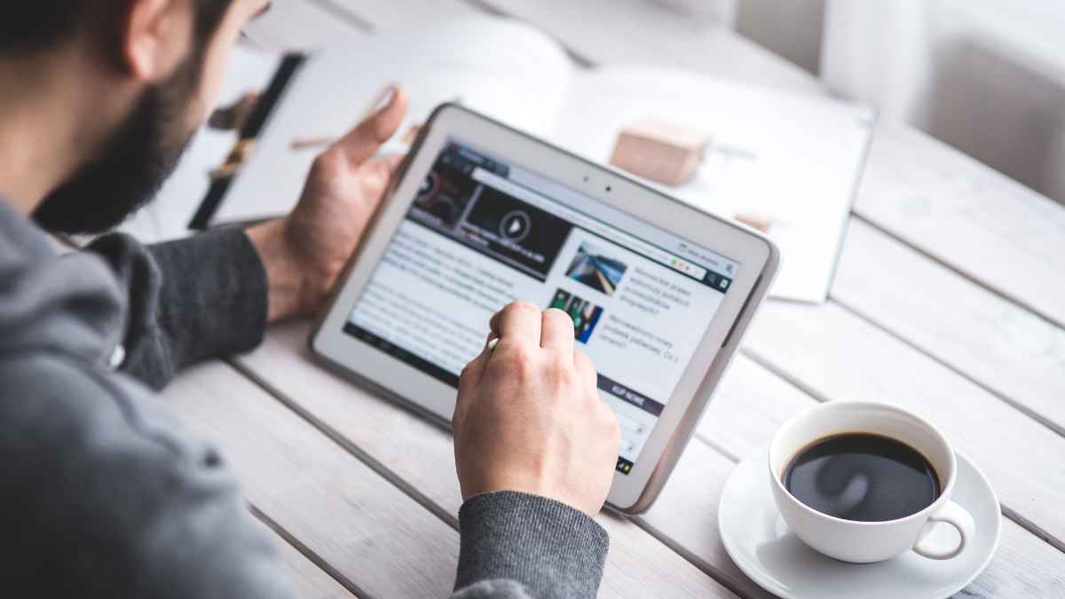 Hombre descarga certificado digital gratis con DNI y móvil en 60 segundos