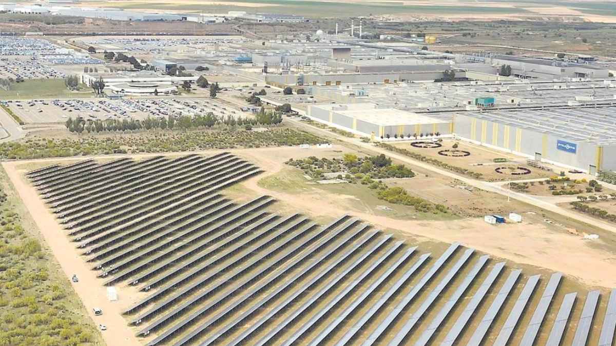 Vista aérea de la gigafactoría de baterías en Figueruelas (Zaragoza) junto a su gran instalación de paneles solares