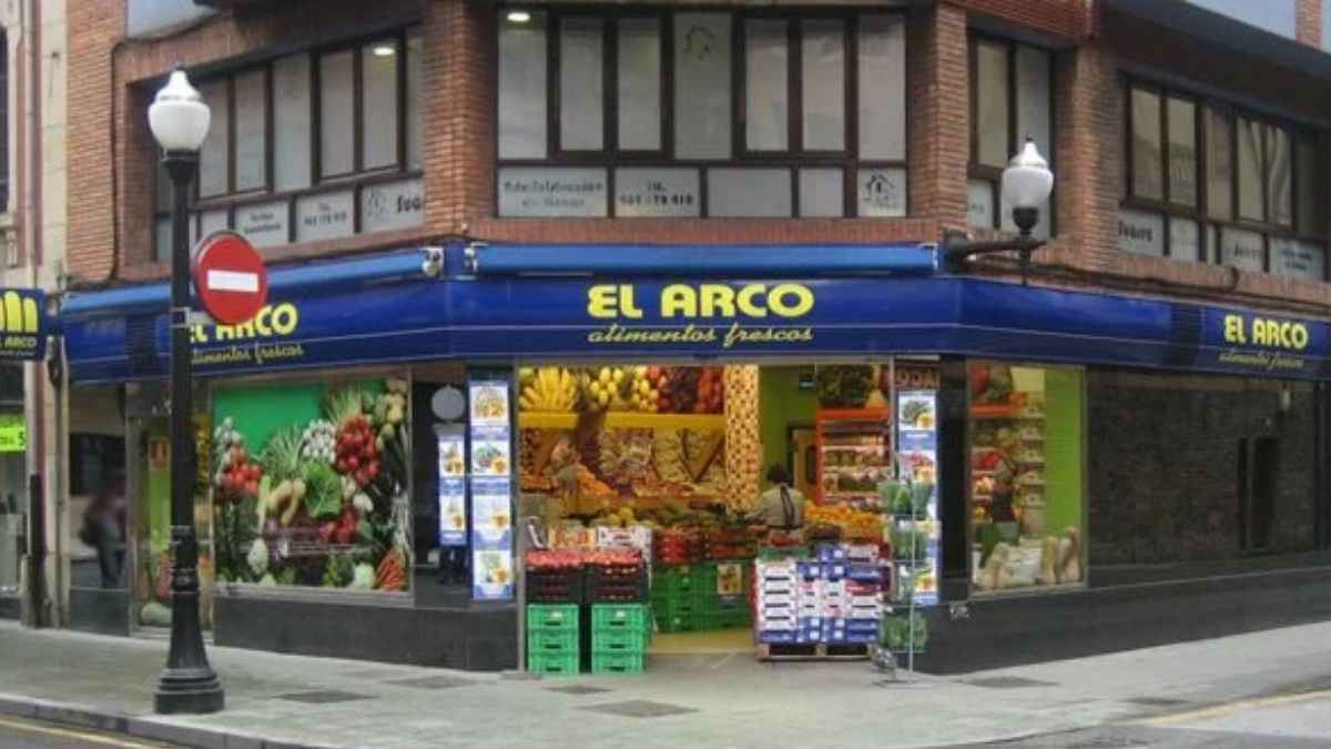 Fachada del supermercado asturiano El Arco con género en liquidación antes de su cierre definitivo