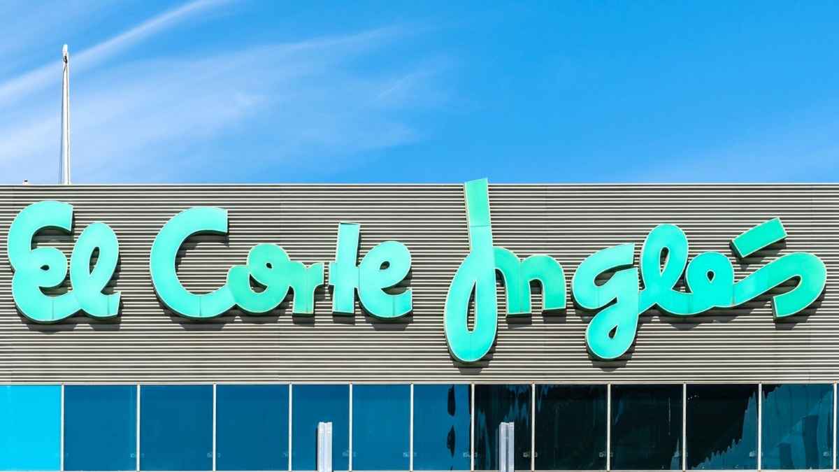 Fachada de El Corte Inglés con su logotipo verde: uno de los dos centros emblemáticos que cerrarán definitivamente en Madrid
