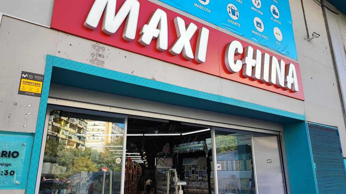 Fachada de un comercio chino moderno en España