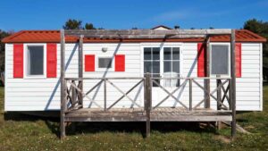 Condenan a un matrimonio a 8 meses de prisión por instalar una casa prefabricada sobre suelo protegido sin autorización: ahora les obligan a demolerla por ilegal