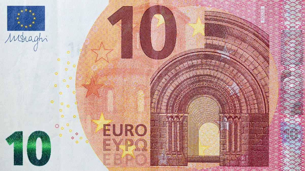 Billete de 10 euros que simboliza los 10 € depositados en una cuenta Livret A durante 20 años sin movimientos