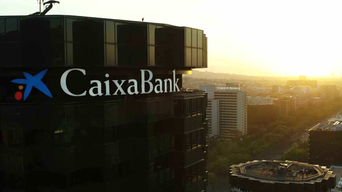 Edificio CaixaBank relacionado con el despido de trabajadora por falsificar firmas en planes de pensiones