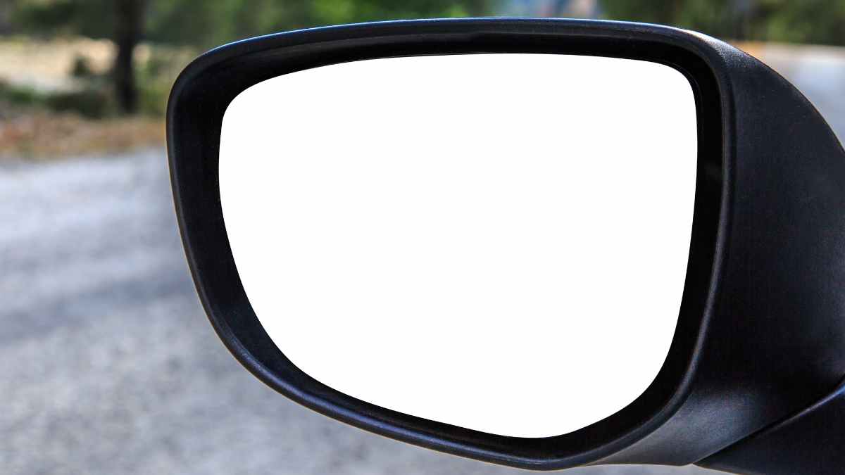Retrovisor lateral del coche desplegado según recomendaciones DGT