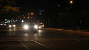 Con niebla, lluvia o polvo: la multa de 200 € de la DGT a quienes NO enciendan estas luces en la carretera