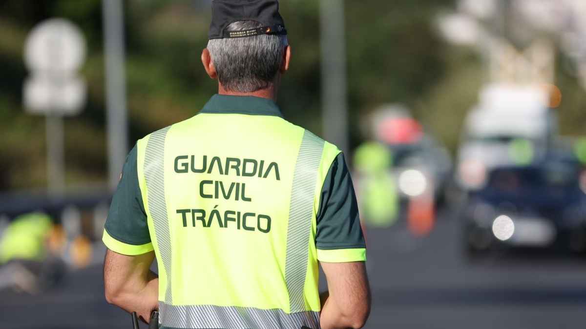 Agente de la guardia civil de tráfico supervisando un control en carretera de la DGT