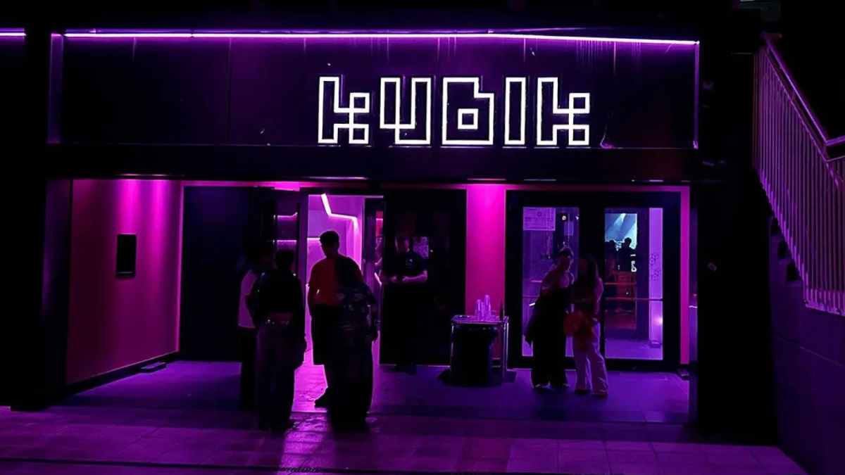 Entrada iluminada en rosa de la discoteca Kubik de Madrid, que cierra tras una década