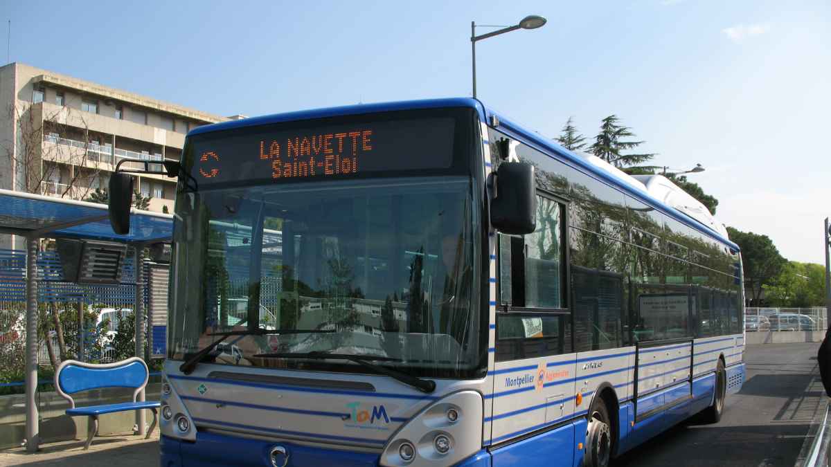 Autobús urbano de Montpellier donde la policía interceptó a dos menores con relojes Rolex y bolsos Louis Vuitton valorados en 90.000 euros.