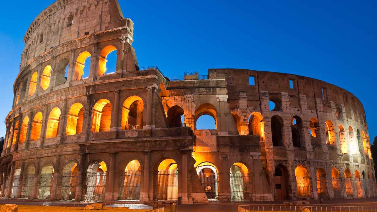 Coliseo de Roma iluminado al anochecer, destino de los dos amigos murcianos que se quedaron sin dinero