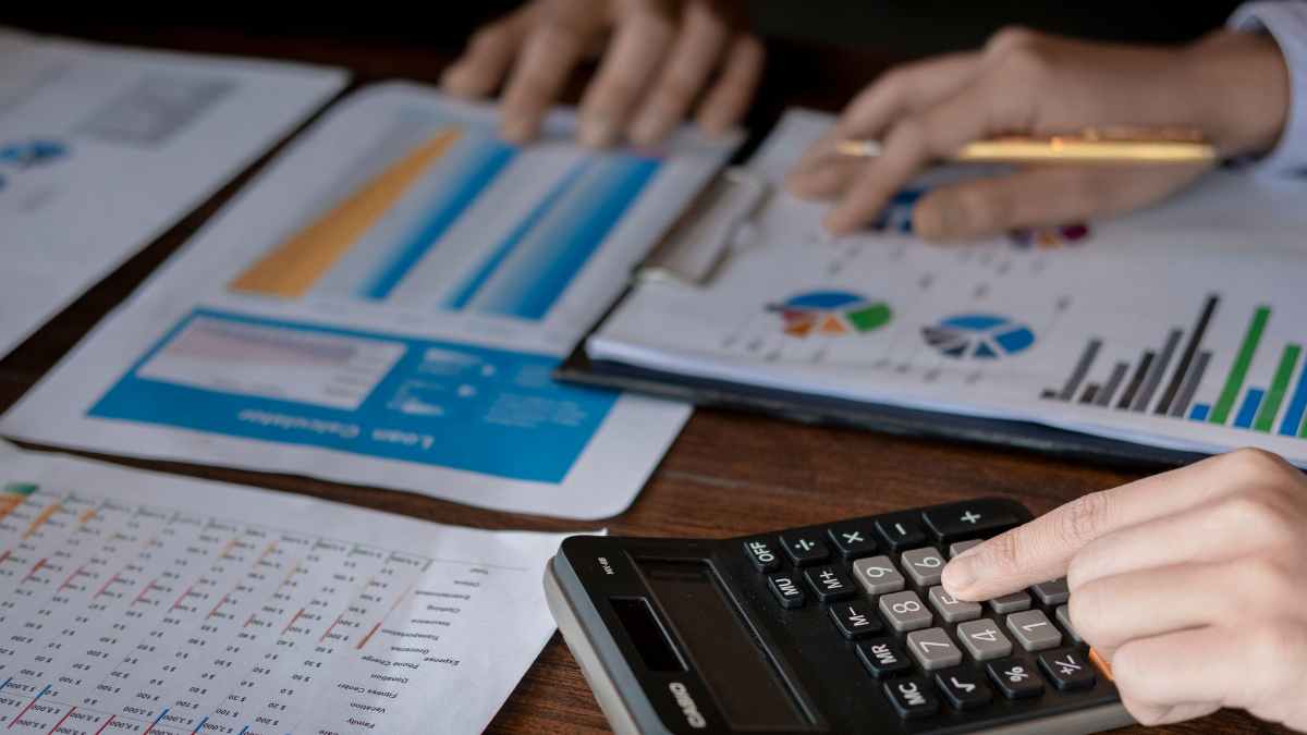 Calculadora y documentos financieros que muestran los riesgos de pedir préstamos después de los 65 años