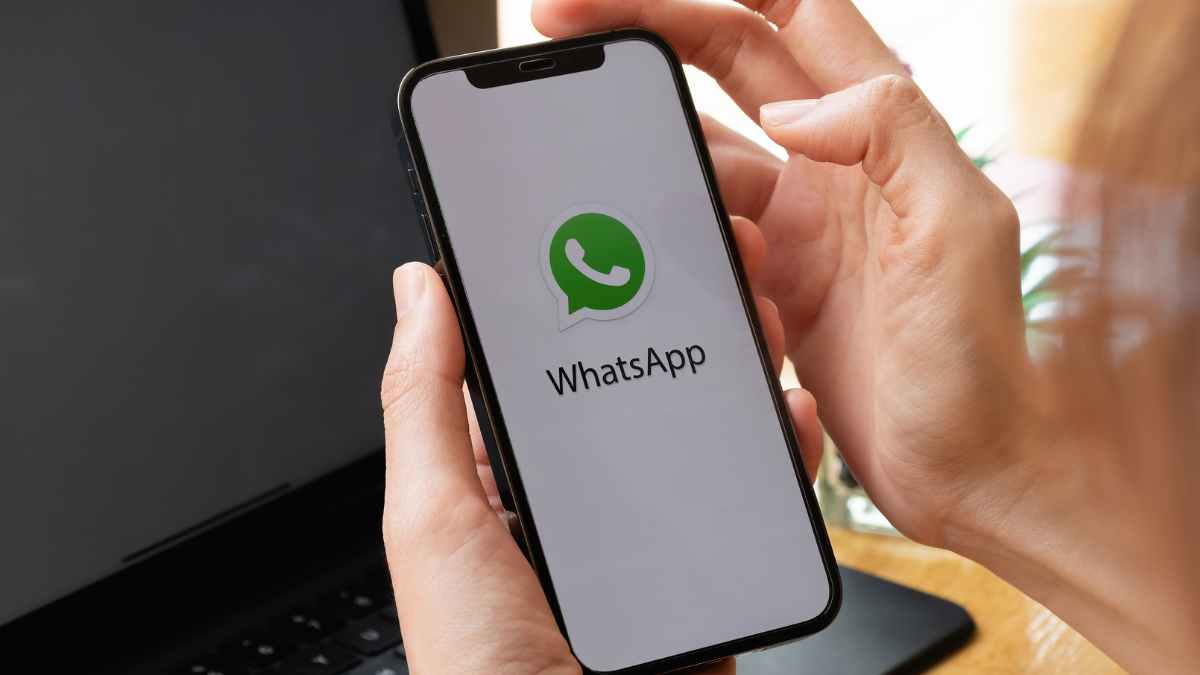 Persona usando WhatsApp en un teléfono móvil para eliminar la caché y liberar espacio