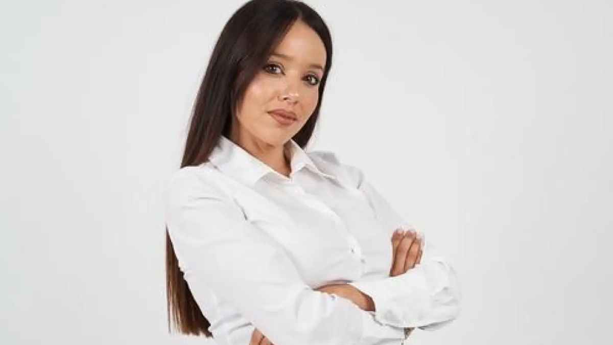 Empresaria joven cruzada de brazos que prefiere jubilarse antes tras la pérdida de su padre