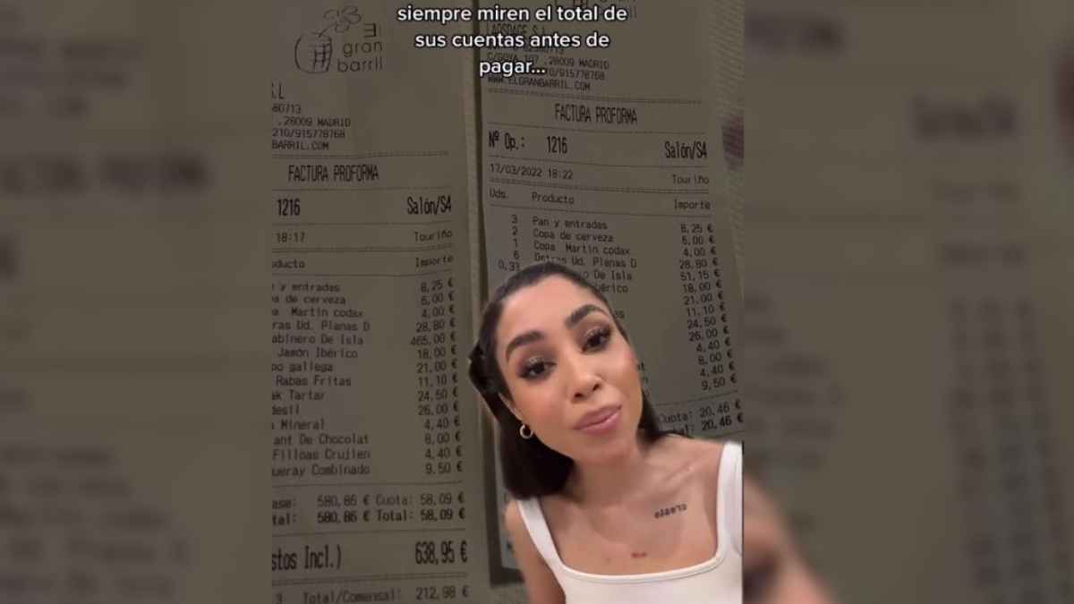 Clienta muestra ticket con sobrecargo de 400 euros por carabineros en un restaurante de Madrid