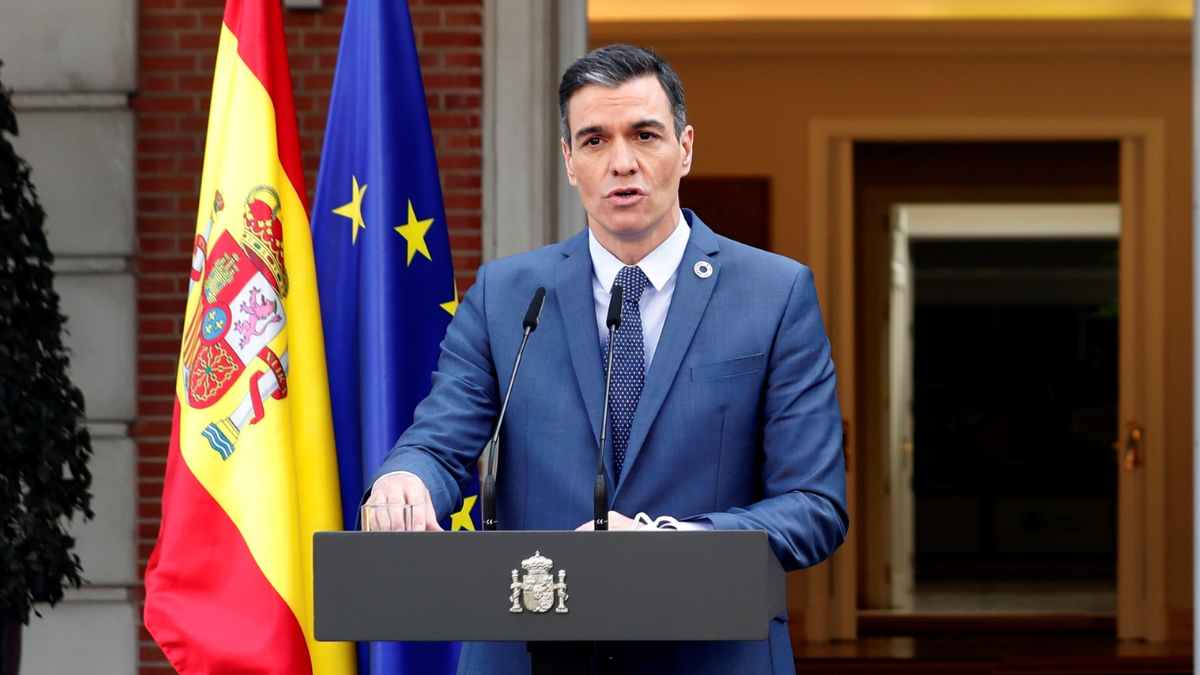 Pedro Sánchez, Presidente del Gobierno, ofrece rueda de prensa ante las banderas de España y la Unión Europea sobre el nuevo canje digital del permiso de conducir.