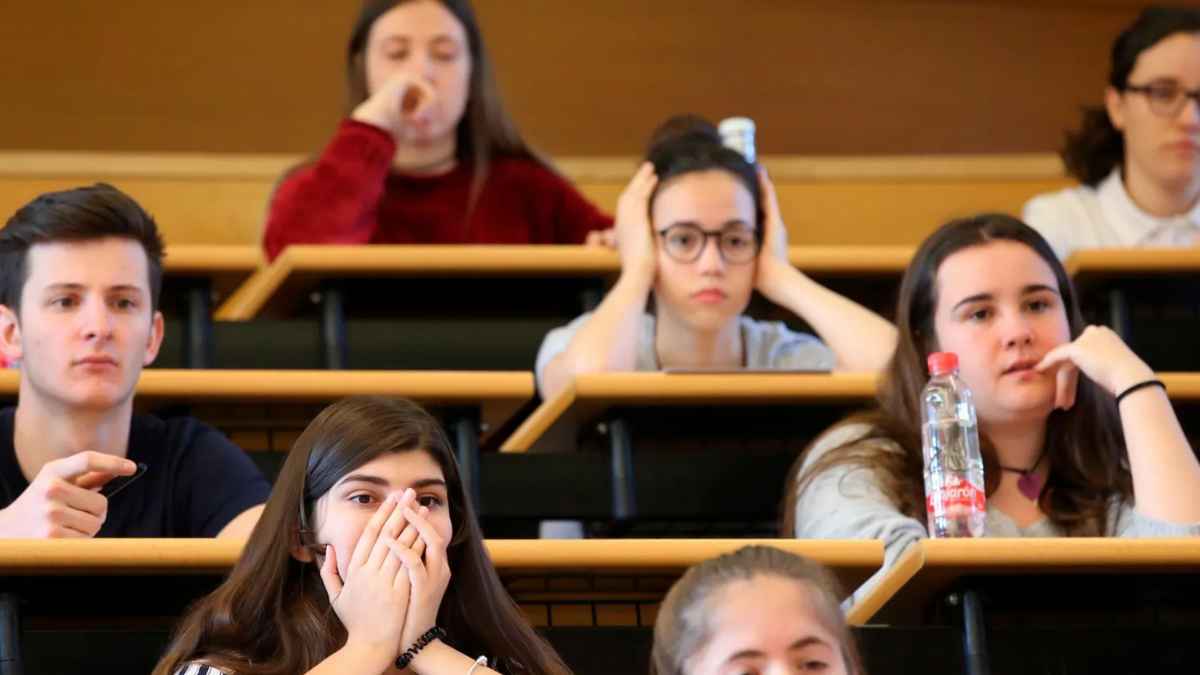 Estudiantes madrileños preocupados durante el examen de Selectividad en un aula universitaria
