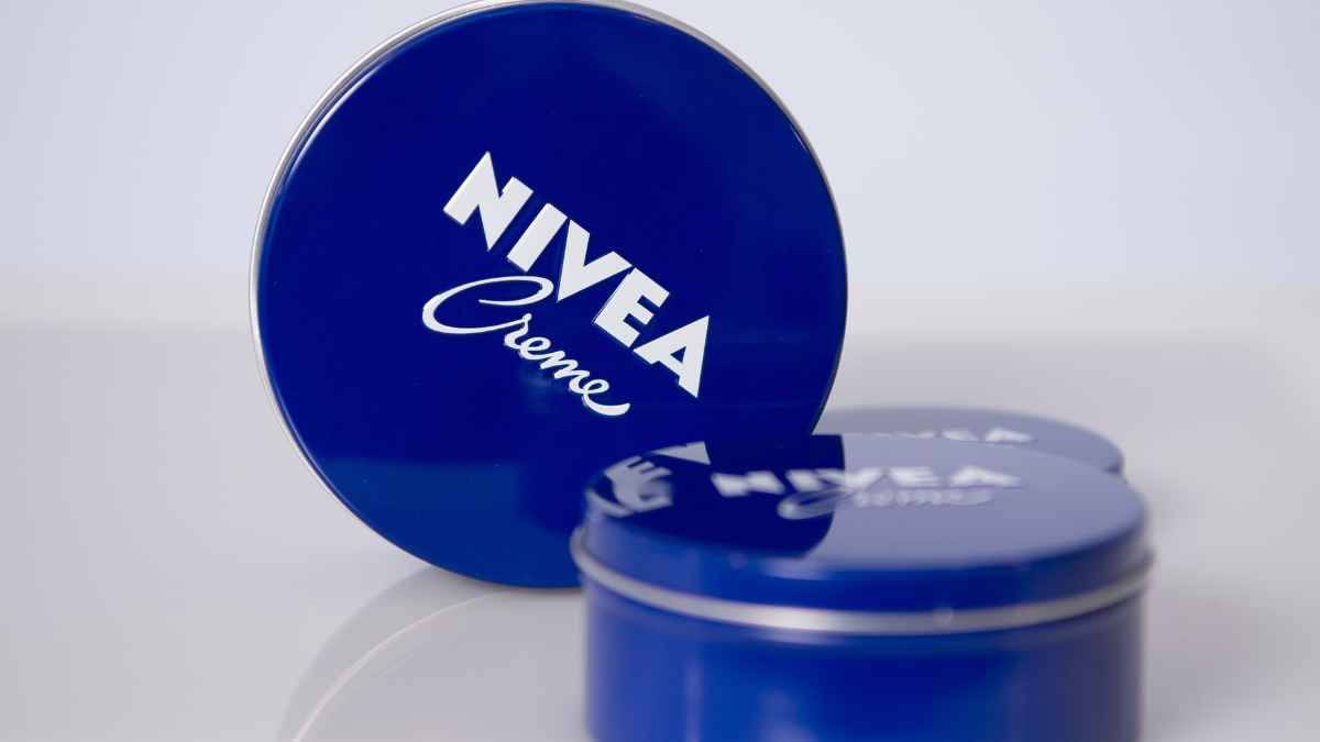 Lata azul de la crema Nivea Creme en primer plano, objeto del estudio de la OCU sobre su capacidad de hidratación.