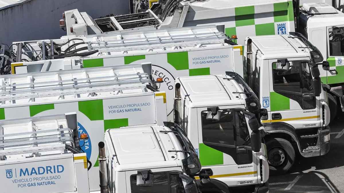 Camiones de limpieza viaria de FCC y Acciona, alineados en la base municipal, objeto de la sanción de 9,3 millones en Coslada.