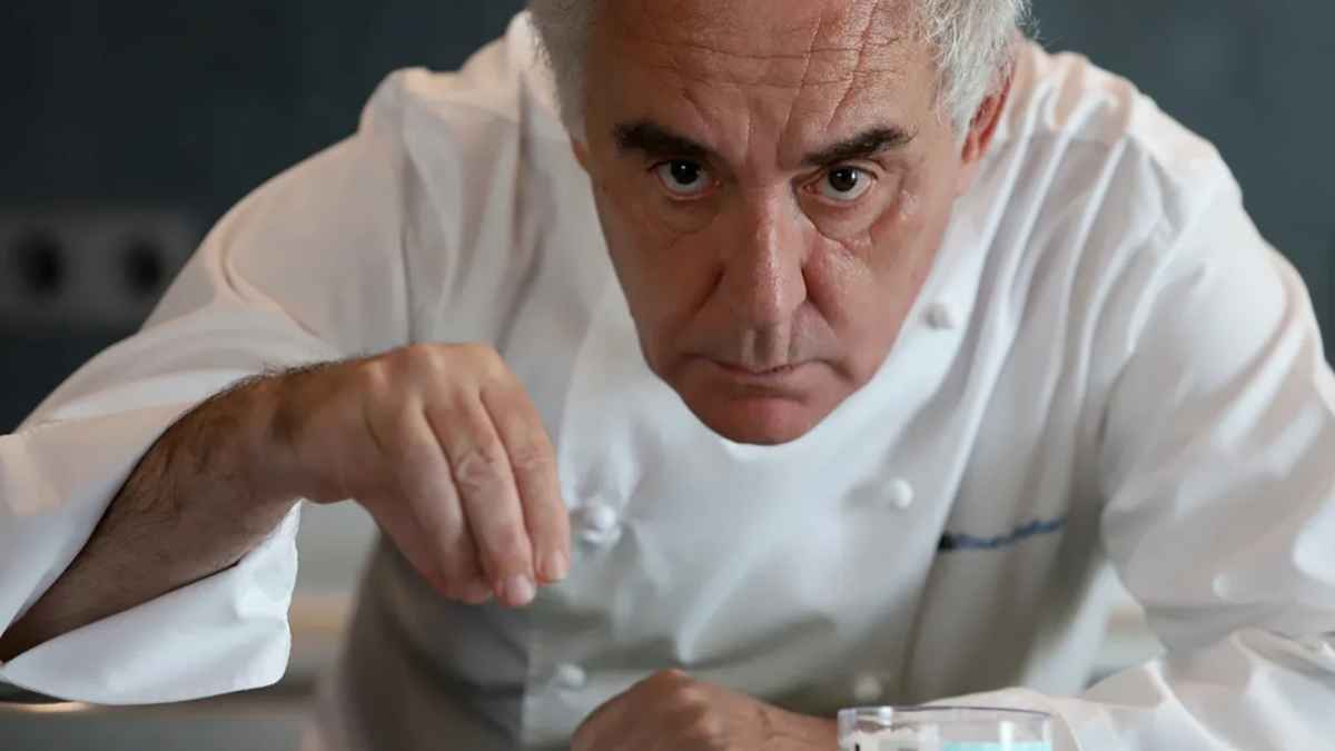 Chef concentrado añade sal al sofrito para destacar la precisión al medir ingredientes