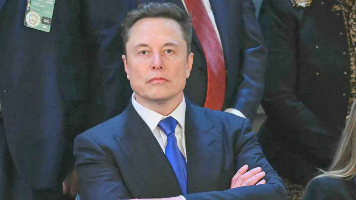 Elon Musk durante acto público, defensor del fin de la jornada laboral de 8 horas para Tesla y SpaceX.