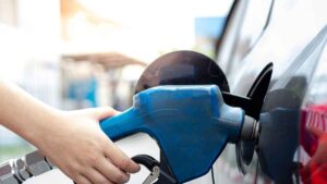 Una gasolinera low cost causa averías en más de 50 coches por vender gasolina mezclada con agua
