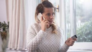 Cuidado con lo que respondes al teléfono, podrían estar grabándote: es una de las tácticas más simples y efectivas de los ciberdelincuentes