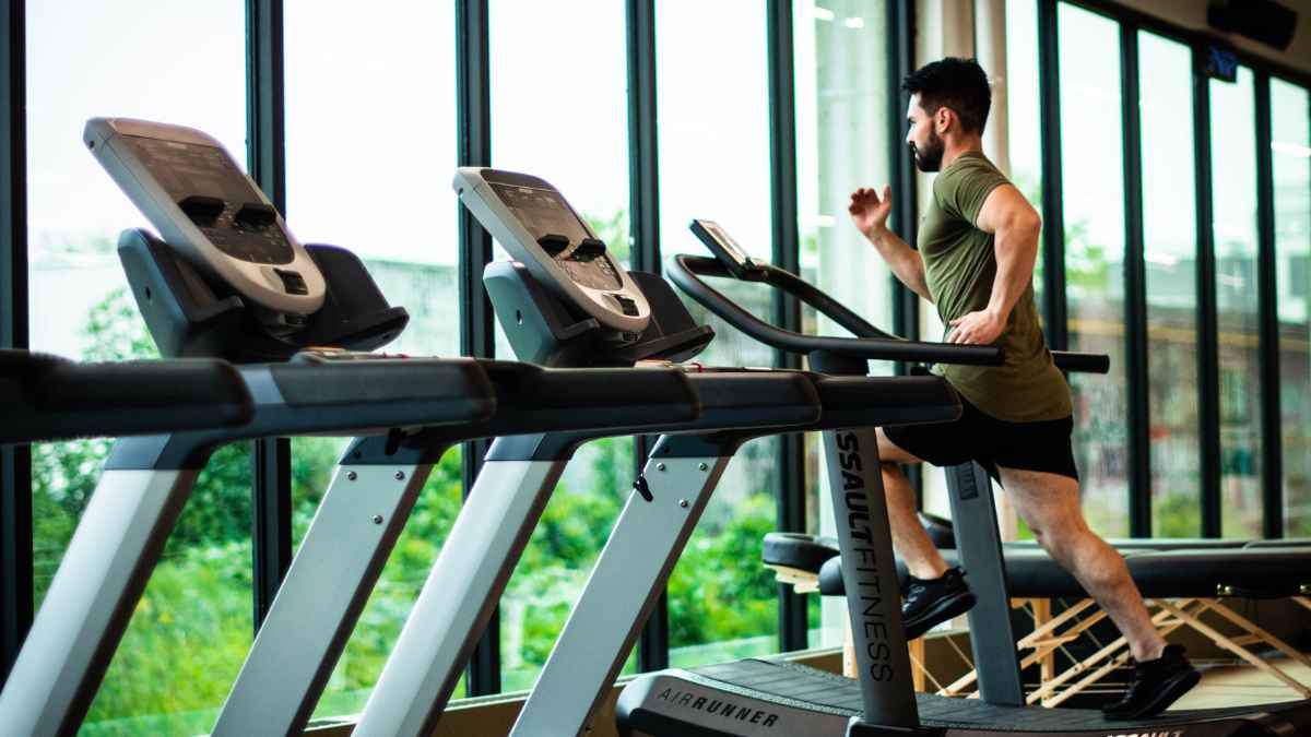 Hombre corriendo en una cinta de gimnasio: deducción de hasta 300 € en la Renta por gastos deportivos en La Rioja y Comunidad Valenciana