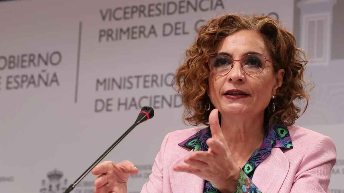 María Jesús Montero en rueda de prensa del Ministerio de Hacienda anuncia multas de hasta 150 000 euros por ingresos o retiradas de efectivo sin justificar