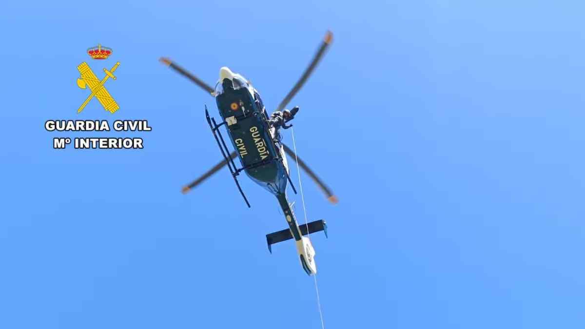Un helicóptero de la Guardia Civil arrincona a varios moteros en un sendero de montaña y terminan multados con 3.000 euros