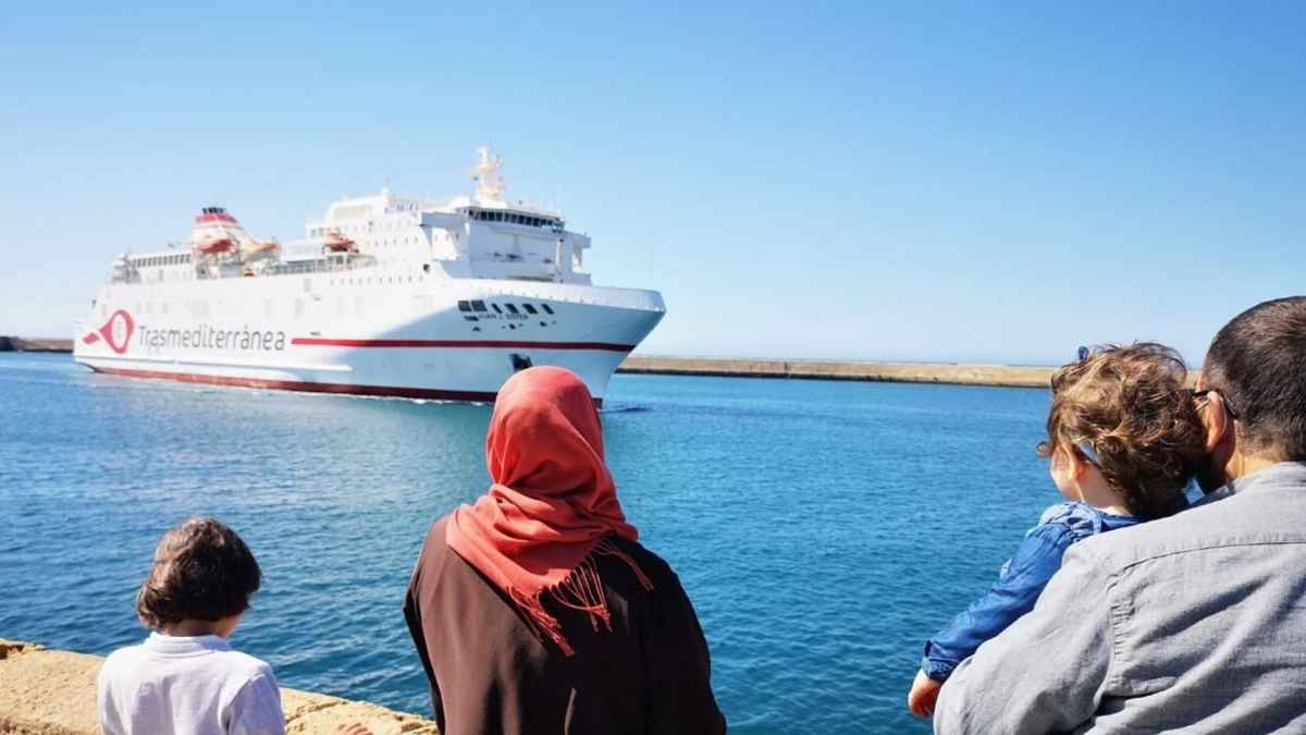 Ferry de Trasmediterránea rumbo a Marruecos observado por una familia; la ruta que originó la sanción del SEPE.