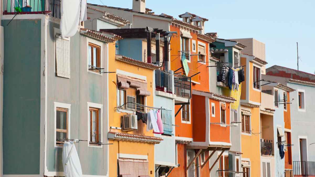 Fachada de edificio en Vilagarcía de Arousa que originó una indemnización de 218.000 € tras caer un cascote a un peatón