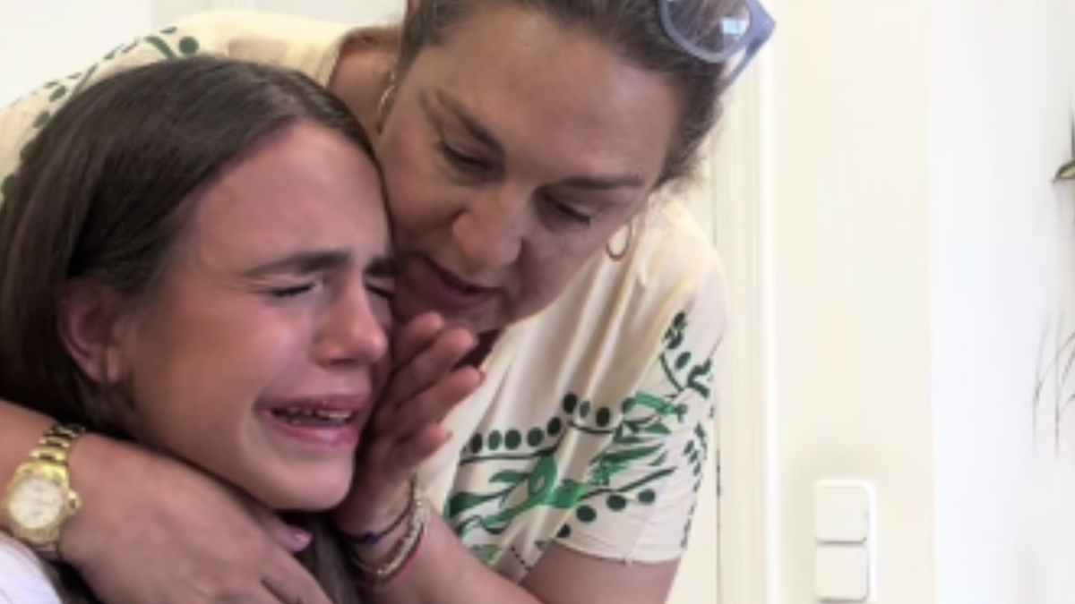 Estudiante llora tras conocer su nota de selectividad, 2025; media 9,9 bachillerato;