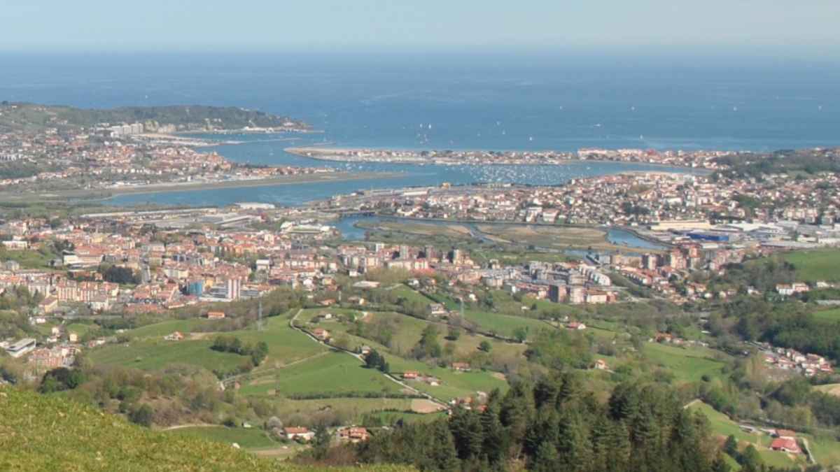 Panorámica de Irun donde el inquilino multado empadronó a 90 personas extranjeras