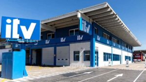 Si vas a la ITV con este fallo común en las luces, tu coche será suspendido inmediatamente: el 22,8% de los rechazos en la revisión se deben a este problema