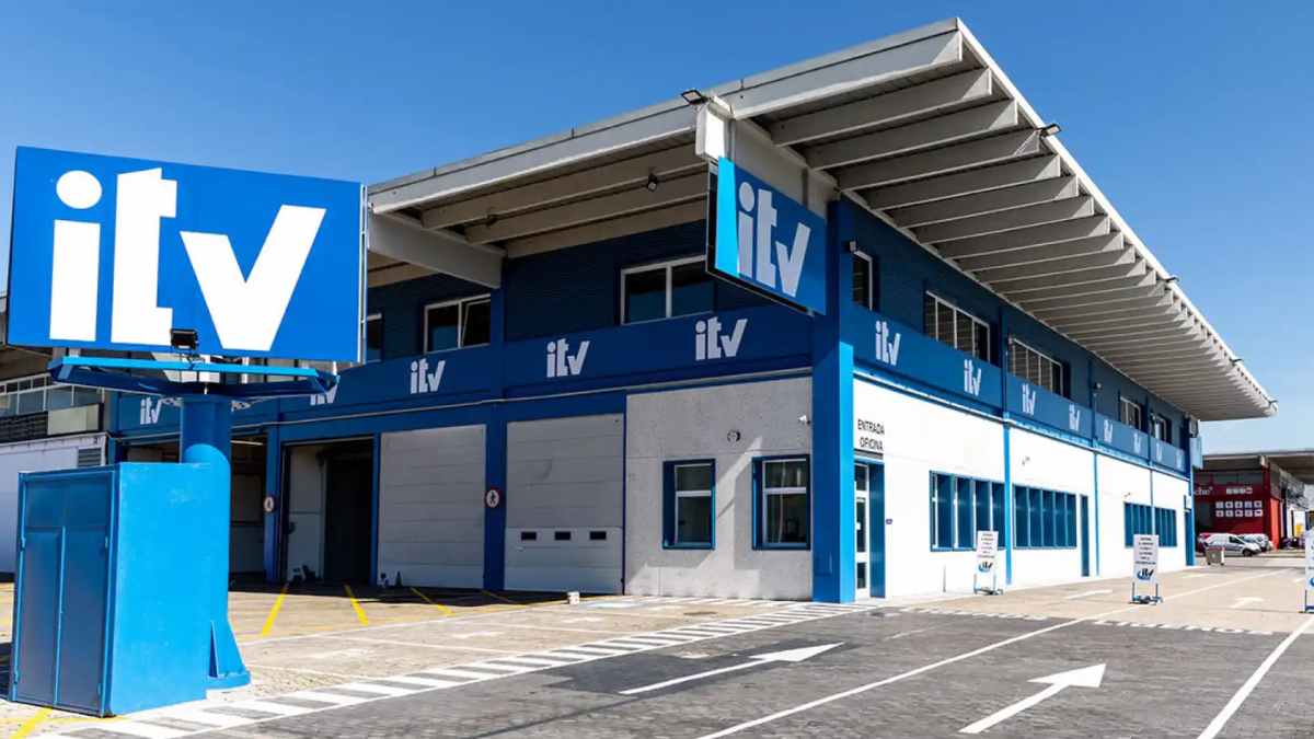 Estación ITV en España revisando faros y luces; el 22,8 % de vehículos suspende por este fallo