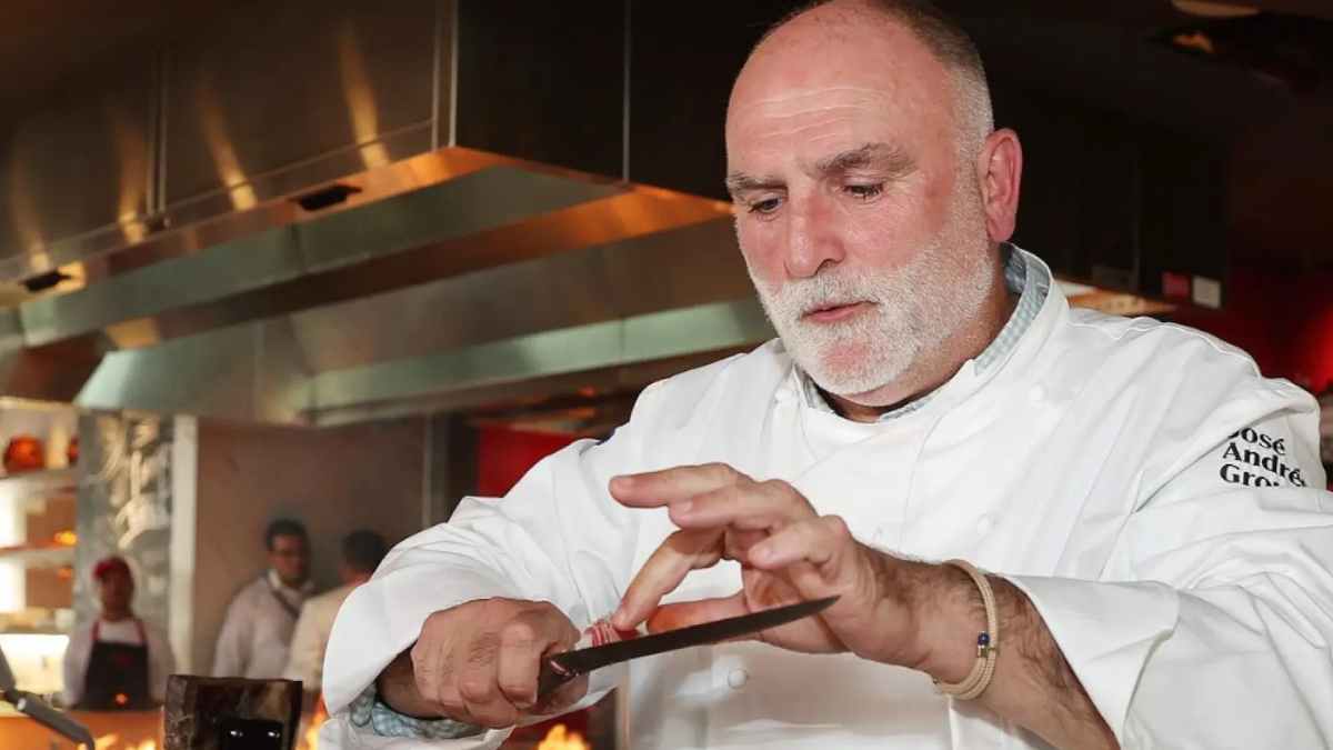 Chef José Andrés cocinando en restaurante destacando gastronomía española
