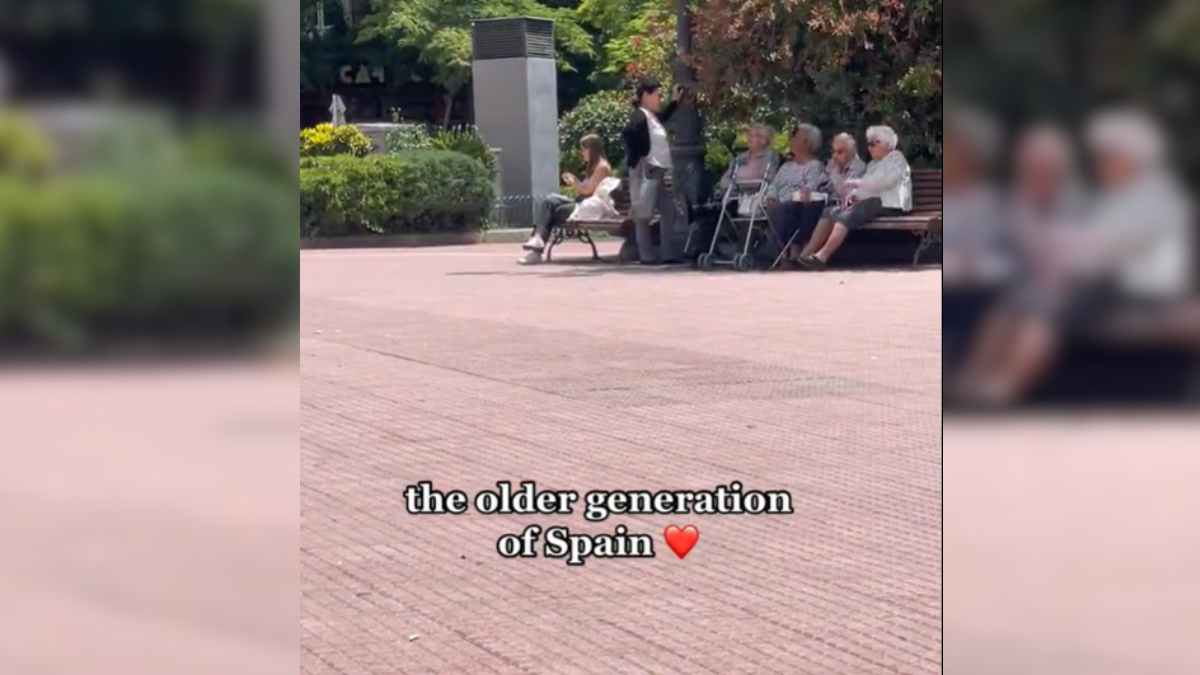 Jubilados españoles sentados en un banco de un parque de Madrid, ejemplo de envejecimiento activo y vida social