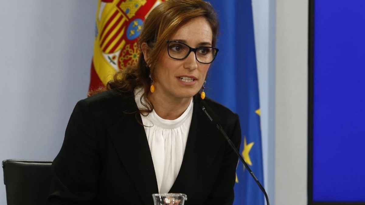 Ministra de Sanidad explicando la polémica Ley Antitabaco criticada por Europa