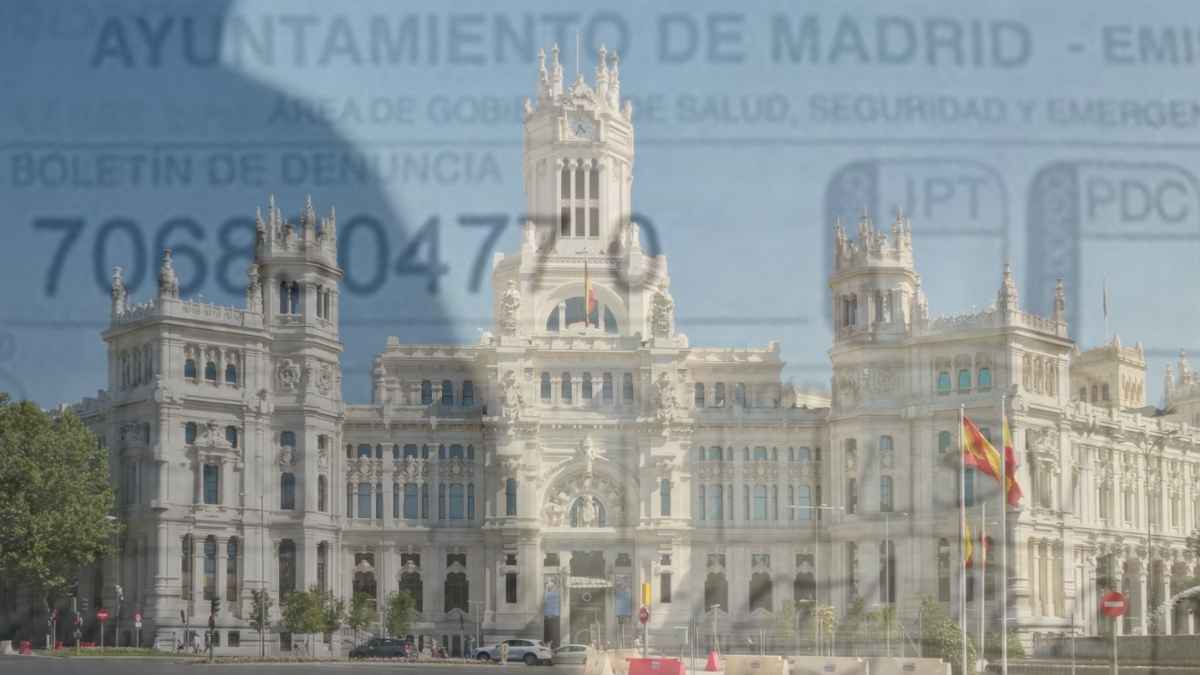 Fachada del Ayuntamiento de Madrid con superposición de multa de tráfico anulada