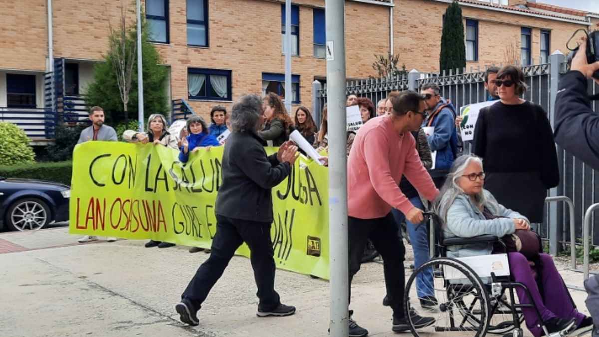 María Elena en silla de ruedas durante una protesta por su derecho a la incapacidad laboral en Pamplona