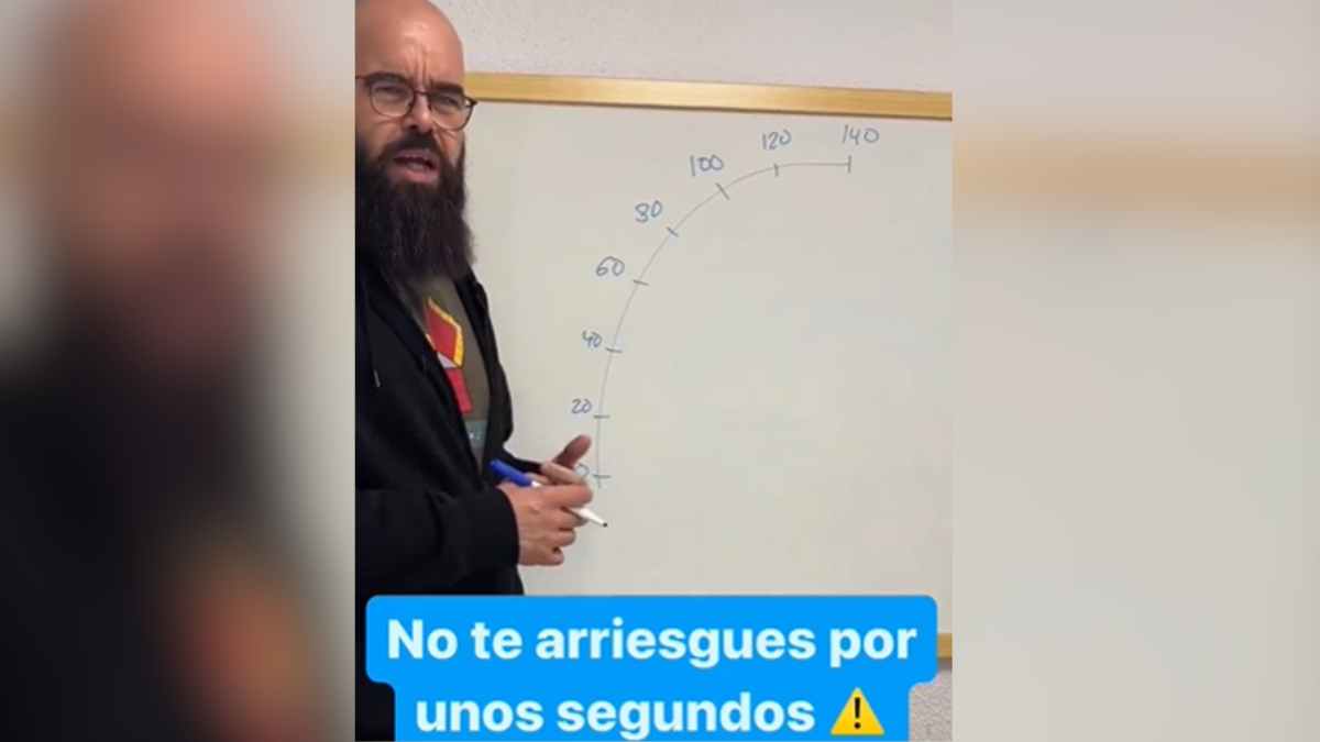 Matemático explica con una pizarra que ir a 140 km/h solo ahorra 4 segundos y puede restar 6 puntos del carnet