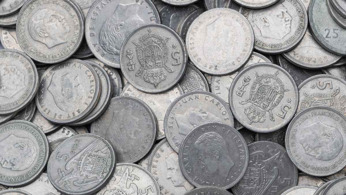 Montón de monedas españolas de 5 pesetas (‘duros’) de Franco y Juan Carlos; algunas de 1949-1952 pueden valer hasta 36 000 euros.