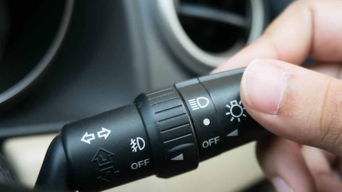 Palanca de intermitentes y luces del coche para evitar multa de la DGT