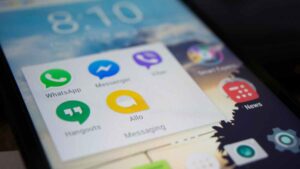 Multa de la AEPD: una empresa paga 70.000 euros por meter en un grupo de WhatsApp a una empleada durante sus vacaciones