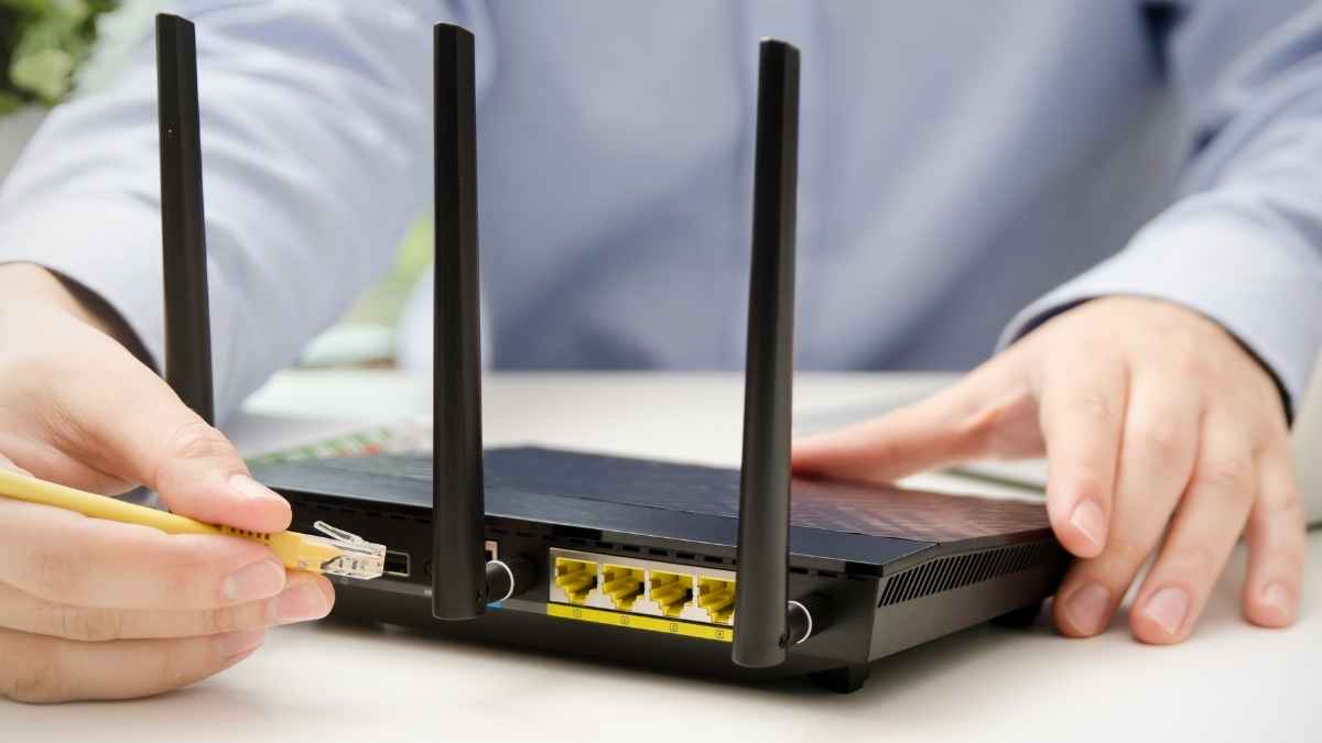 router wifi con puerto usb y cable ethernet conectado para crear nube privada gratis en casa.